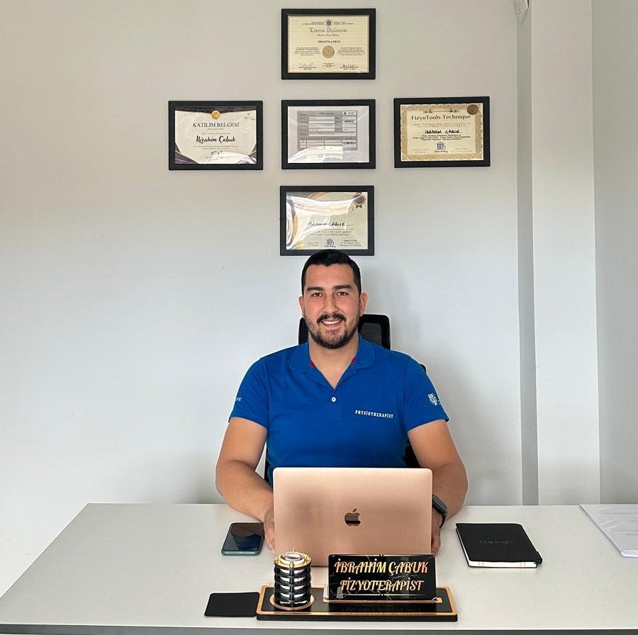 Fizyoterapist İbrahim Çabuk kliniğinde